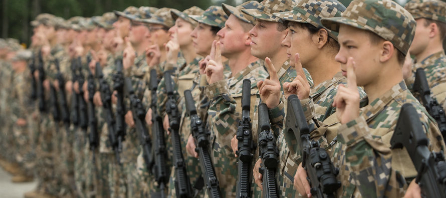 24 молодых солдата в Алуксне окончили основной курс военного обучения