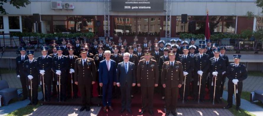 50 молодых офицеров окончили Латвийскую национальную академию обороны