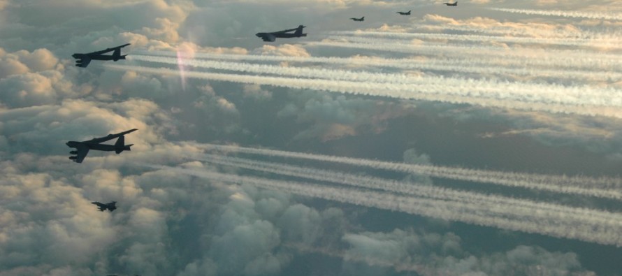 Бомбардировщики B-52 ВВС США пролетели над Ригой