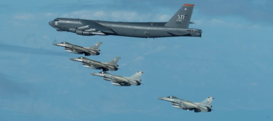 Полёты стратегических бомбардировщиков B-52 ВВС США в небе над Европой