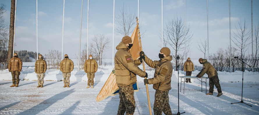 Командир Пехотной школы Латвийских вооружённых сил полковник-лейтенант Раймондс Кублицкис принял знамя подразделения