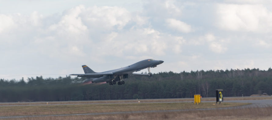 Бомбардировщик B-1 ВВС США впервые приземляется в Польше