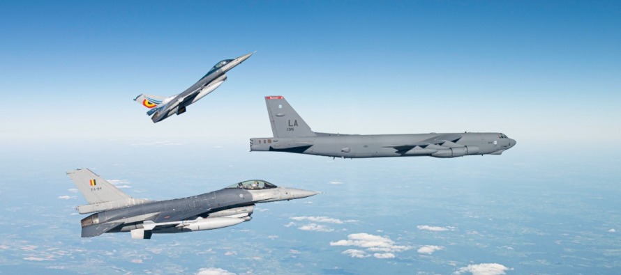 Стратегические бомбардировщики ВВС США пролетели над Европой