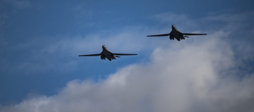 Стратегические бомбардировщики В-1 ВВС США тренируются в небе над Эстонией
