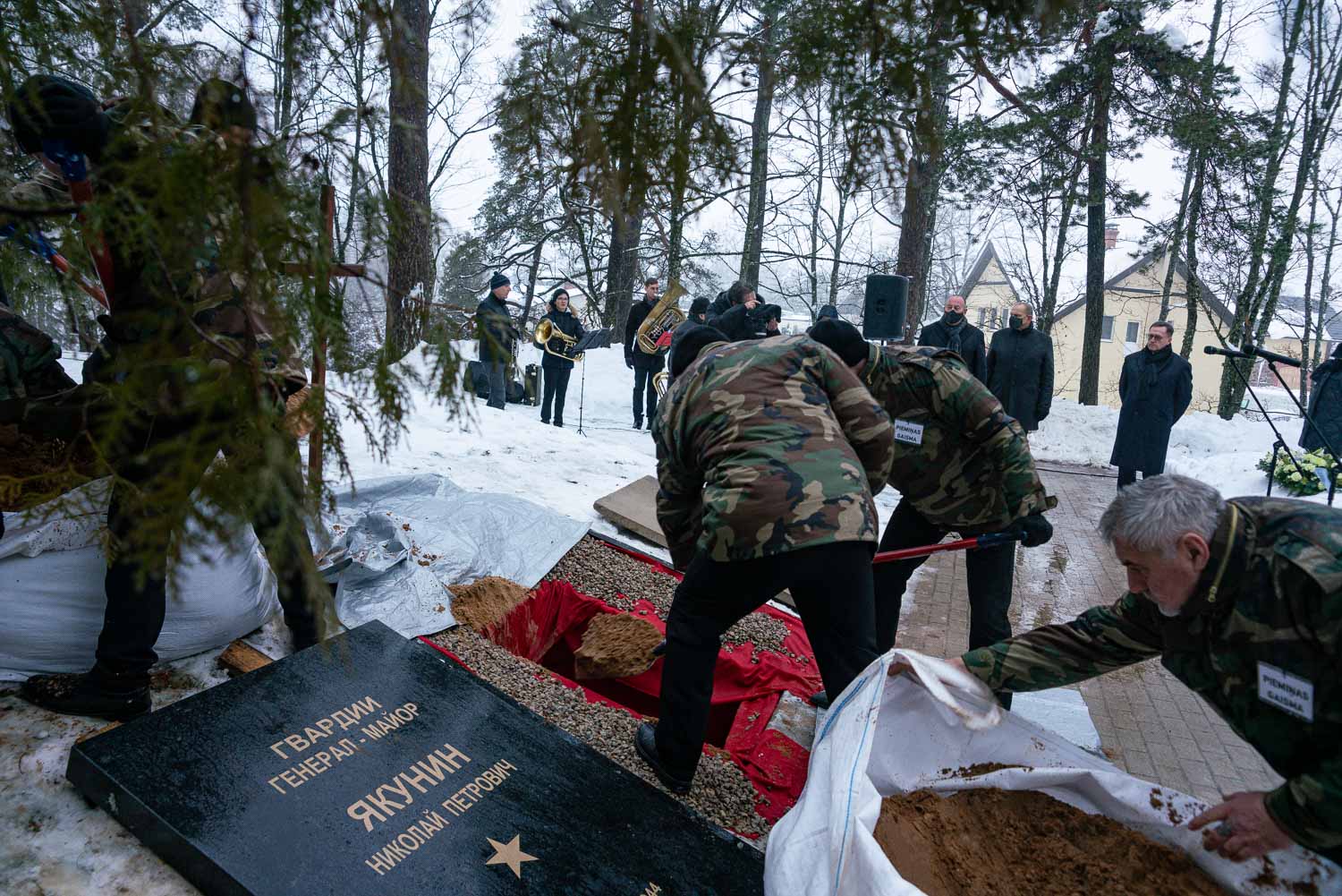 Генерала Якунина перезахоронили в Мадоне