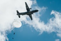 Воздушное десантирование в Екабпилсе в рамках военного учения “Swift Response 22”