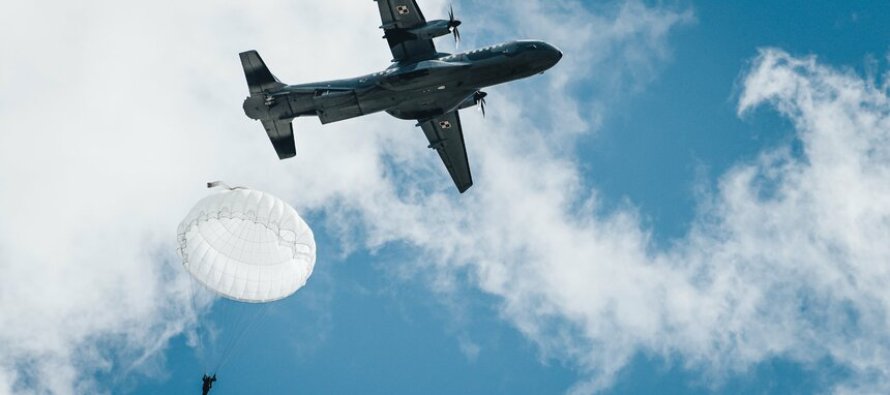 Воздушное десантирование в Екабпилсе в рамках военного учения “Swift Response 22”