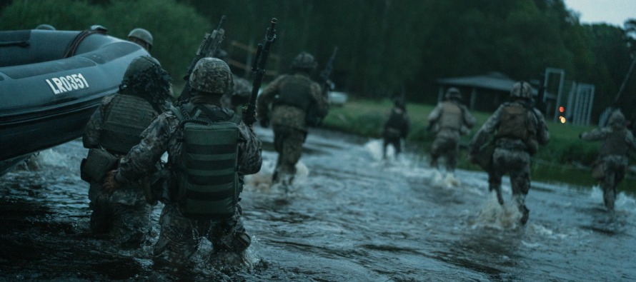 Военнослужащие Военной полиции на учении форсируют реку
