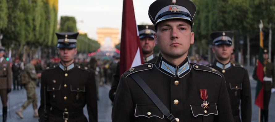 Рота почётного караула Латвийских вооружённых сил приняла участие в военном параде, посвящённом Дню взятия Бастилии